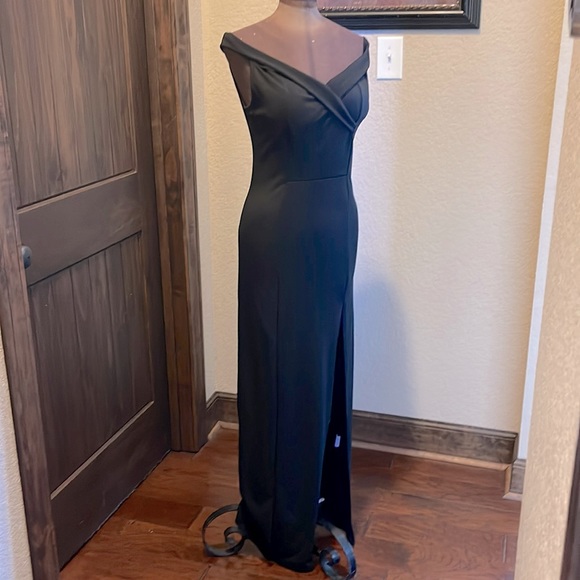 Bill Blass, simple black off the shoulder gown. Size M (6) High slit, lower left - Picture 1 of 10